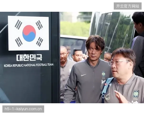 洪明甫教练团队围绕三中卫体系进行深度演练，意图在世界杯赛场发挥防守反击的极致效率